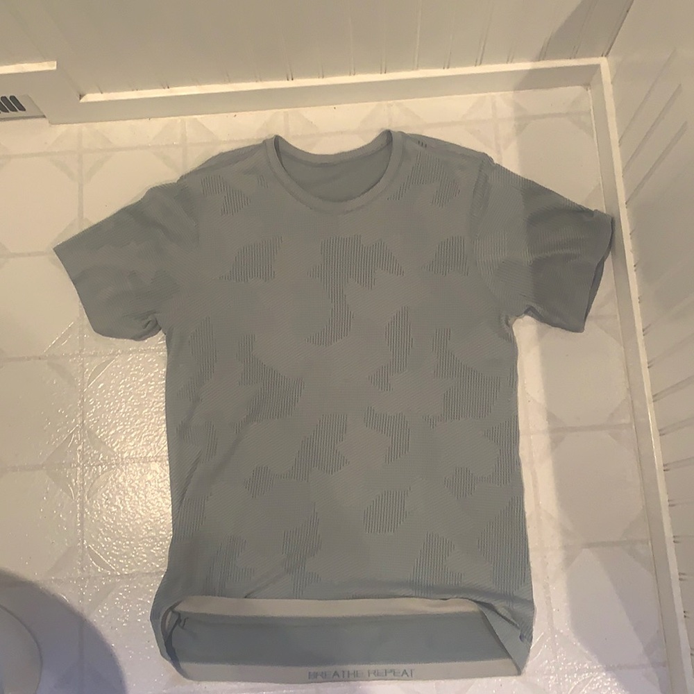 Men’s Lululemon tee.
